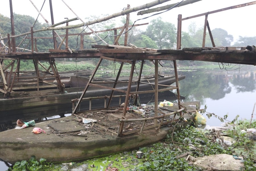 Chiếc cầu này nối hai bờ sông Nhuệ tại thôn Đan Nhiễm, huyện Thanh Oai, Hà Nội. Trụ cầu được dựng lên từ bốn chiếc thuyền mắc cạn giữa dòng sông đen ngòm vì ô nhiễm.